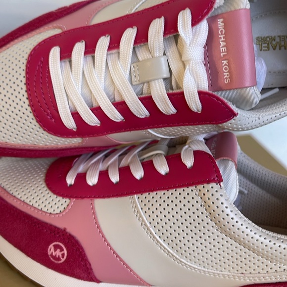 MICHEL KORS ANDI TRAINER
FAUX LEATHER/SUEDE
Electric Pink Multi
Fashion Sneakers - Picture 15 of 16